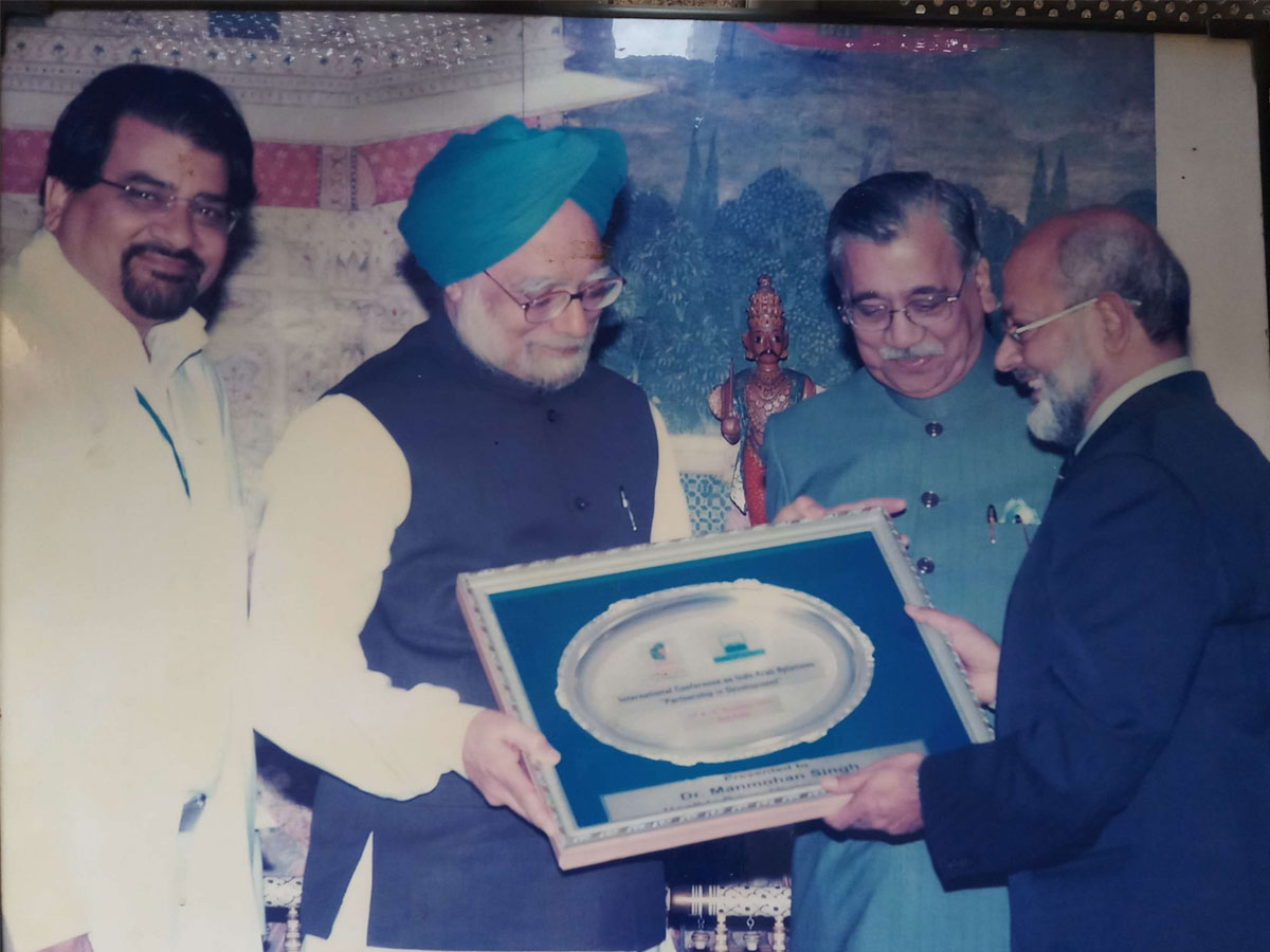 Santosh Bhartiya presenting a memento to former Prime Minister Dr. Manmohan Singh during the International Conference on India-Arab Relations in New Delhi.