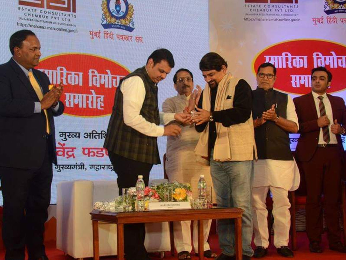 Journalist Santosh Bhartiya with Devendra Fadnavis at a commemorative publication launch ceremony.